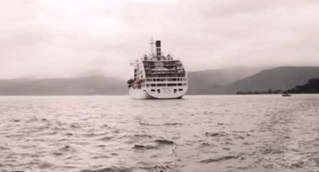 Los surfistas olímpicos se alojan en un crucero con 100 camarotes y ocho cubiertas.