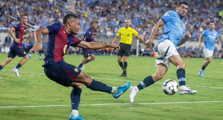 Vitor Roque en el primer partido de la gira ante el Manchester City