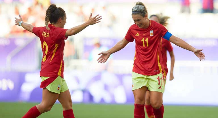 Teresa Abelleira celebra con Alexia Putellas en el Brasil-España de los Juegos Olímpicos.