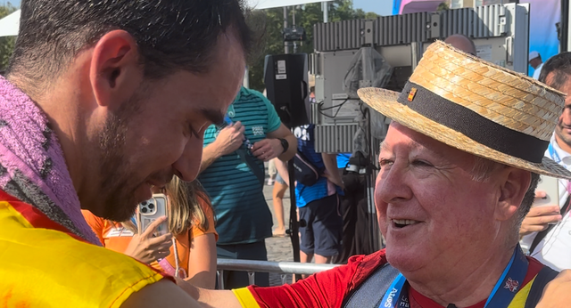 El abrazo de Álvaro Martín y su entrenador simboliza una venganza: «Tenía que haber sido un murciano…»