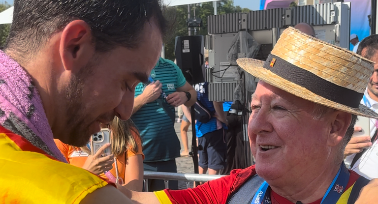 Abrazo de Álvaro Martín y José Antonio Carrillo tras la medalla de bronce en los 20km marcha de París 2024.