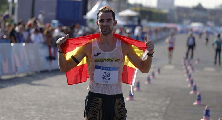 Álvaro Martín celebra su histórica medalla con la Torre Eiffel de fondo.
