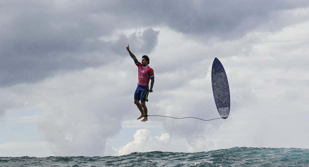 Gabriel Medina vuela en la imagen icónica de estos Juegos.