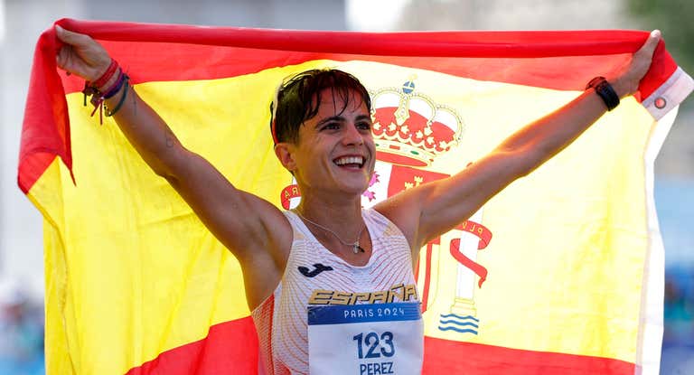 María Pérez celebra su medalla de plata en los 20km marcha de París 2024.