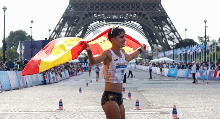 María Pérez celebra su medalla de plata frente a la Torre Eiffel de París.