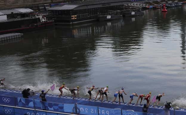 Las triatletas, antes de lanzarse al agua.  EFE