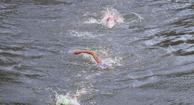 Las reacciones y el miedo por nadar en las aguas del Sena no se detienen: «Aquello no sabía a Coca-Cola precisamente»