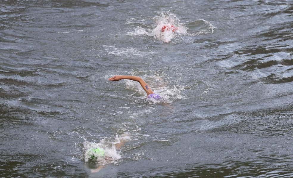 Las reacciones y el miedo por nadar en las aguas del Sena no se detienen: «Aquello no sabía a Coca-Cola precisamente»