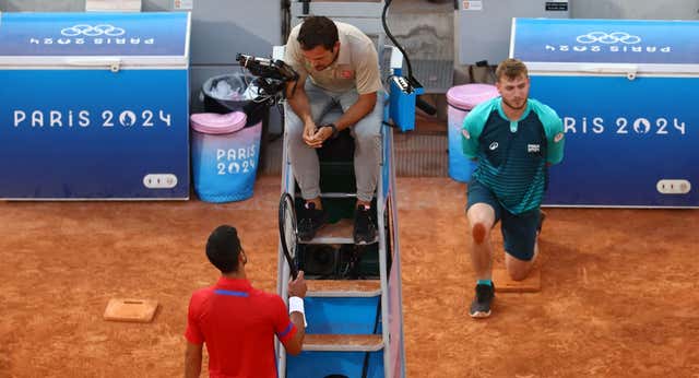 Djokovic se mete en la final tras sobrevivir a los nervios y a una bronca con el juez de silla español