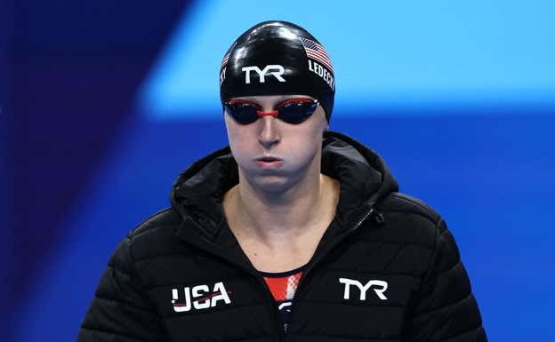 Katie Ledecky, abrigada antes de competir.  REUTERS