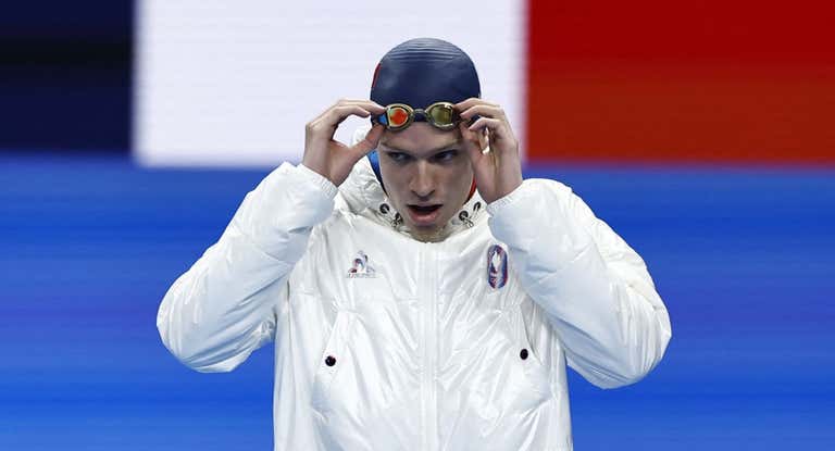 Leon Marchand, abrigado antes de competir.