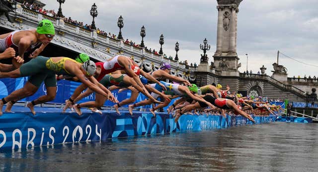 Un triatleta descubre la táctica más insalubre para combatir la suciedad del Sena