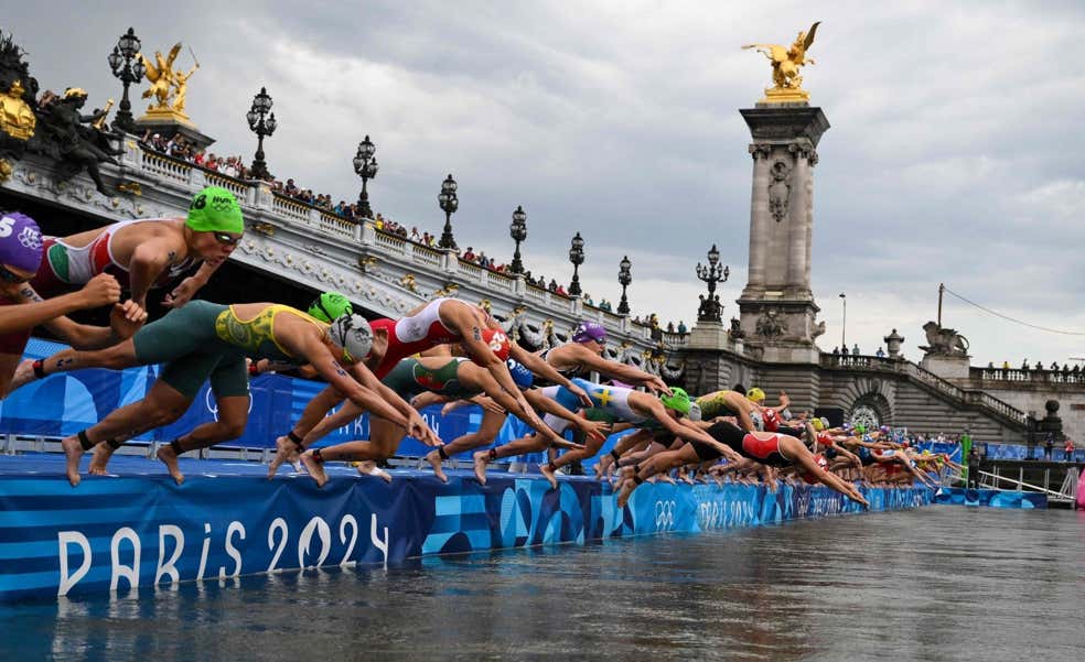 Un triatleta descubre la táctica más insalubre para combatir la suciedad del Sena