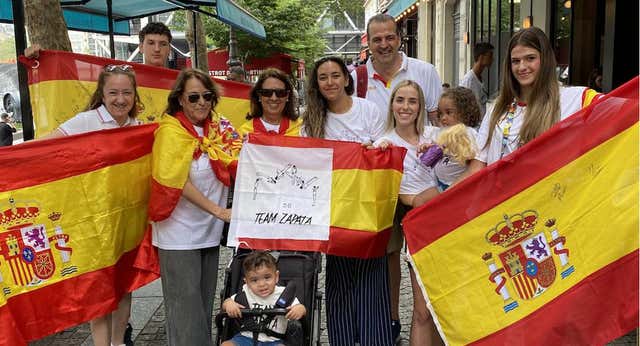 Una tarde con el ‘Team Ray Zapata’: la tortilla de la suegra y una entrada de 425 euros para su bebé