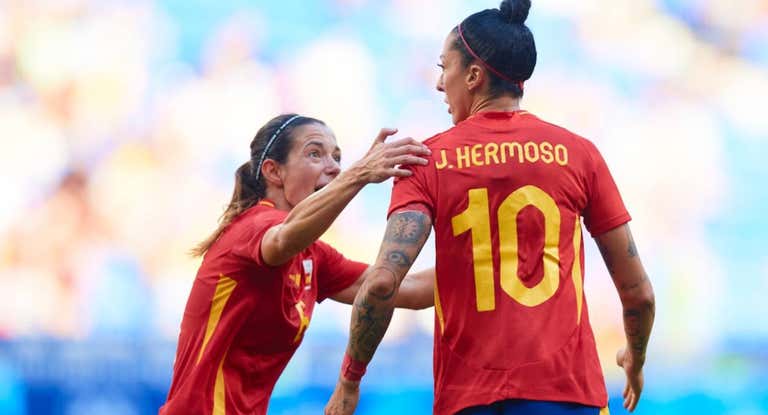 Aitana Bonmatí celebra con Jenni Hermoso el gol con el que España recortó distancias ante Colombia en la segunda parte.