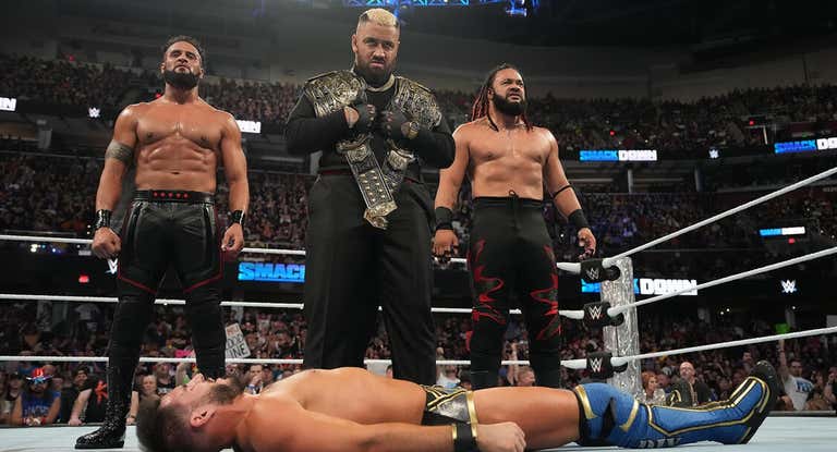 Solo Sikoa, Jacob Fatu y Tama Tonga, en SmackDown.
