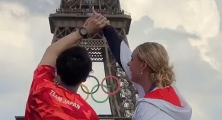 Medallistas olímpicos de diferentes países y categorías celebraban juntos bailando bajo la Torre Eiffel.