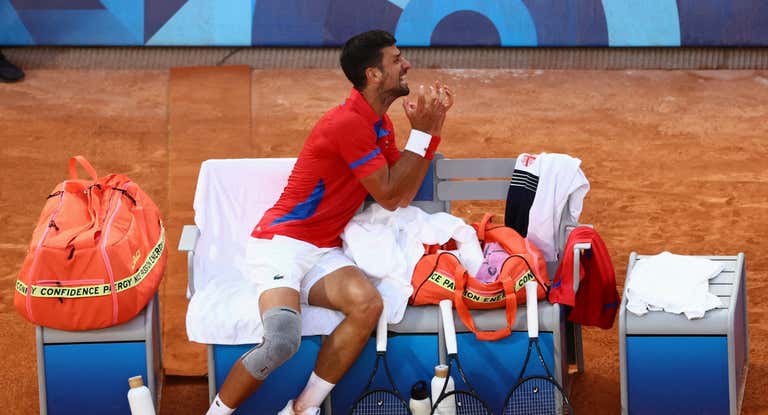 Djokovic pierde los nervios en un descanso contra el juez de silla español en su semifinal de JJOO frente a Mussetti