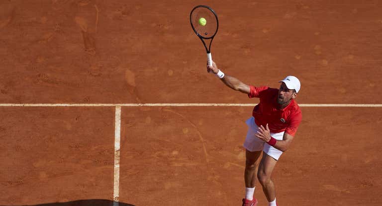 Novak Djokovic golpea un 'smash' en la pista central de Roland Garros.