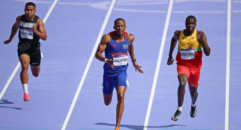 Winzar Kakiouea, en el costado izquierdo, en su debut en París.