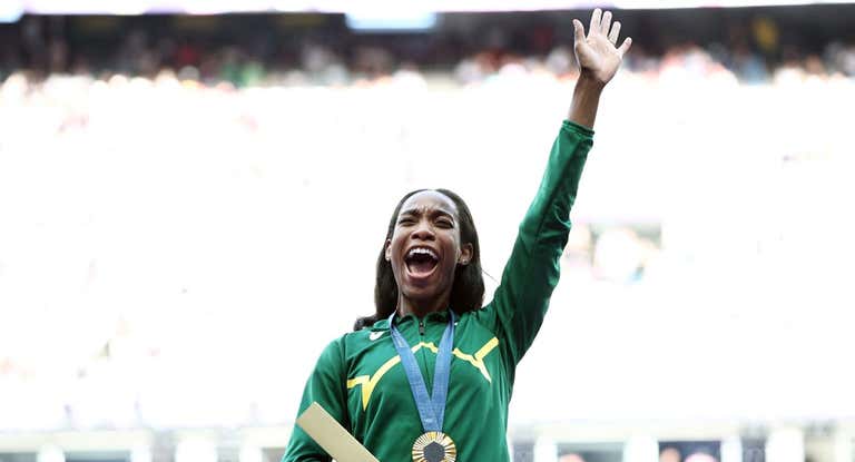 Thea LaFond celebra su medalla de oro en triple salto.