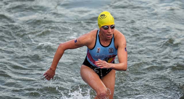 Una triatleta belga que nadó en el Sena, hospitalizada por cuarto día por una bacteria relacionada con el consumo de agua contaminada