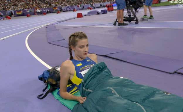 Por qué la ganadora del oro en salto de altura de los Juegos se tumba en un saco de dormir en los descansos