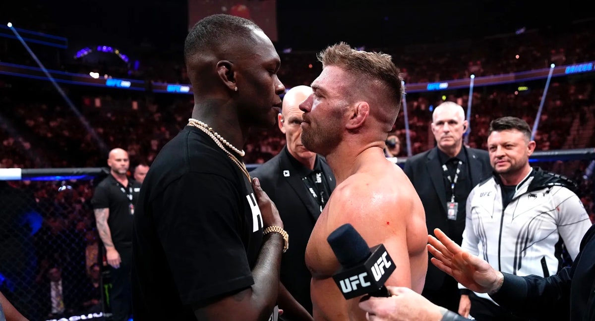 Israel Adesanya y Dricus Du Plessis, cara a cara, tras el UFC 297.