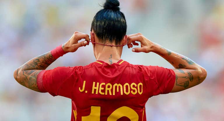 Jenni Hermoso, jugadora de la Selección, se coloca la cinta del pelo durante el partido de cuartos de final ante Colombia.