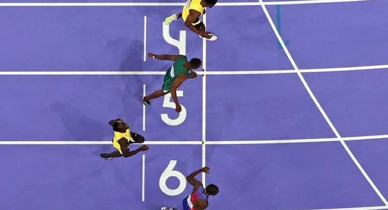 Noah Lyles se colgó el oro en los 100 metros pese a cruzar la meta tercero… y tiene una explicación