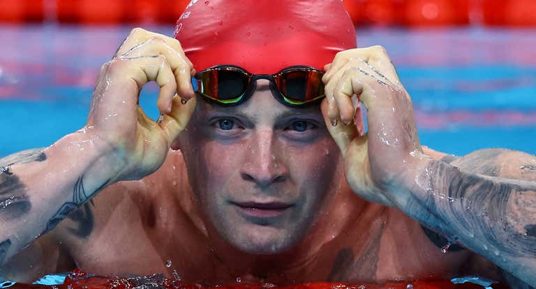 Adam Peaty de Gran Bretaña celebra después de ganar.