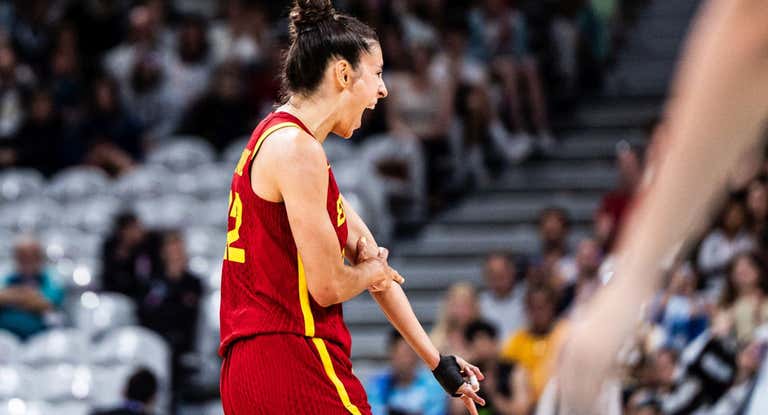 María Conde celebra una canasta ante Serbia.