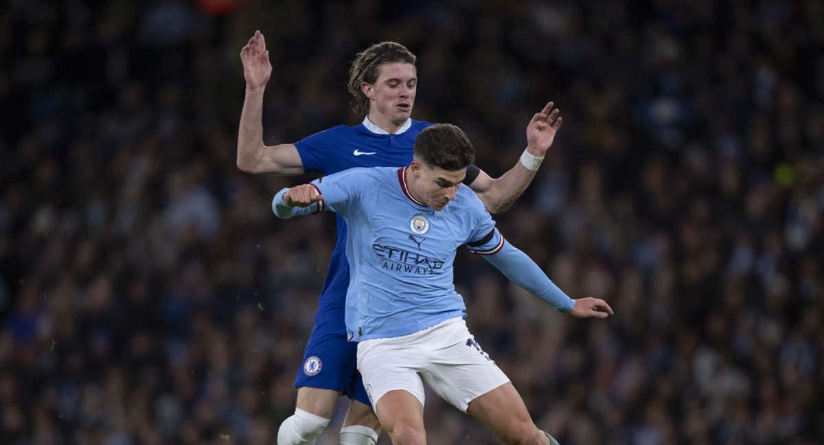 Julián Álvarez y Conor Gallagher, en un Manchester City-Chelsea en la Premier League.