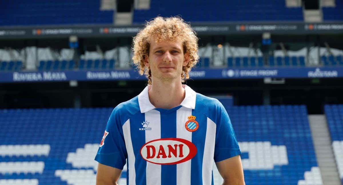 Alex Král posando como nuevo futbolista perico