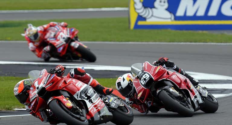Bastianini, perseguido por Jorge Martín, en el ultimo Gran Premio de SIlverstone.