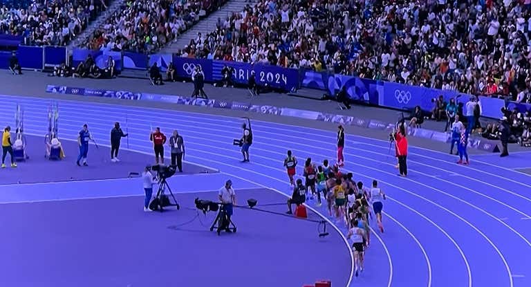 Momento en el que los corredores esquivan al cámara en el Estadio Olímpico.