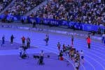 Insólito: un cámara despistado entorpece la carrera de Jakob Ingebrigtsen y está a punto de liarla en los Juegos