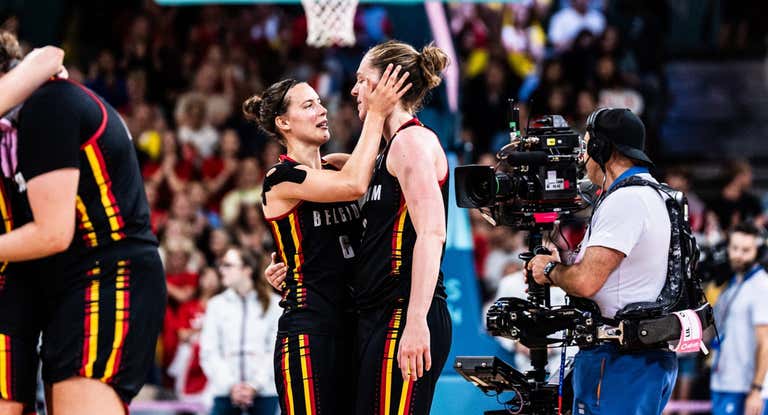 Antonia Delaere y Emma Meesseman celebran la clasificación belga a semis en París.