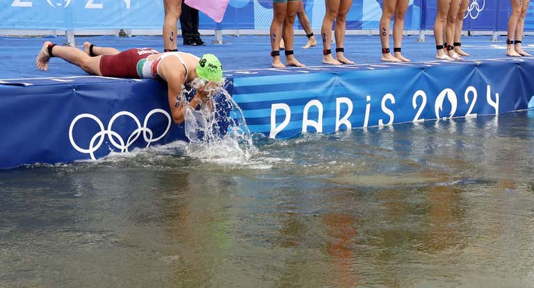 Un triatleta, en el río Sena.