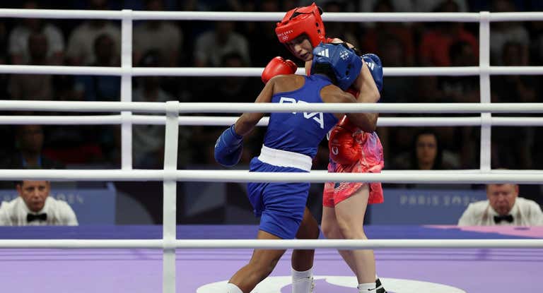 Imagen del combate entre la estadounidense Mendoza (rojo) y la brasileña (Romeu) durante el torneo olímpico de París 2024.