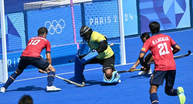Basterra se estrella contra el portero indio Sreejesh Parattu.