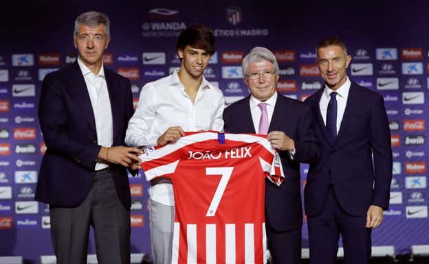 Joao Félix, durante su presentación con el Atlético de Madrid.  EFE