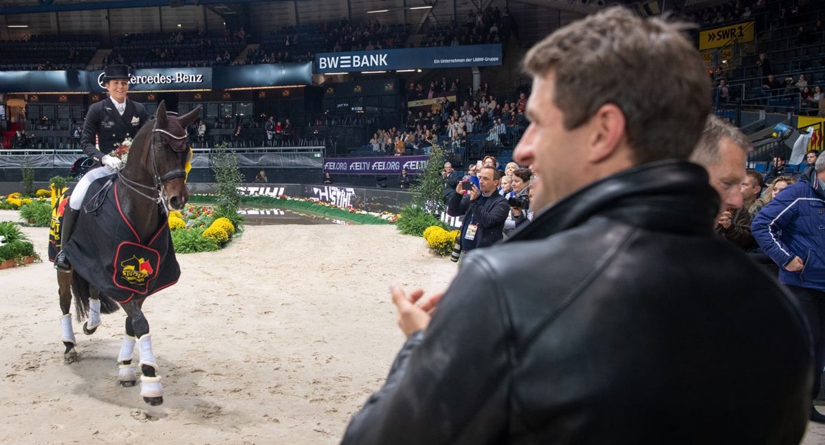Thomas Muller aplaude a su caballo, en una foto de archivo.