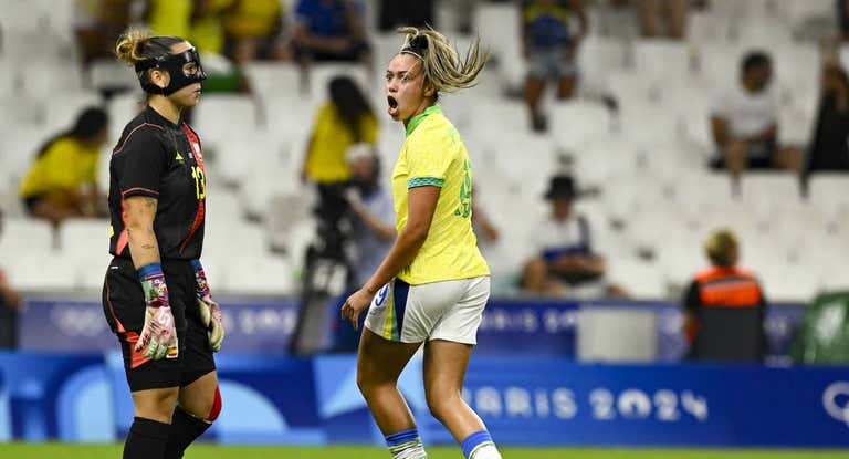 Priscila celebra, de forma antideportiva, el primer gol de Brasil ante España.