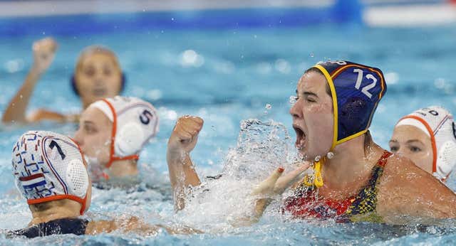 España consigue un triunfo agónico y peleará por el oro que le debe el waterpolo