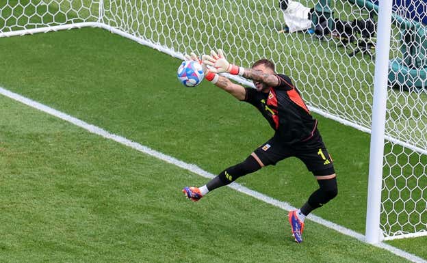 El fallo de Arnau Tenas.  AFP