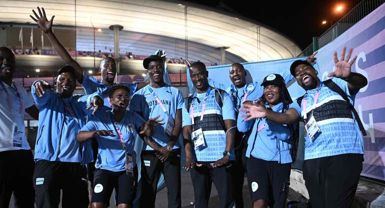 El equipo de Botsuana celebra el oro de Tebogo.