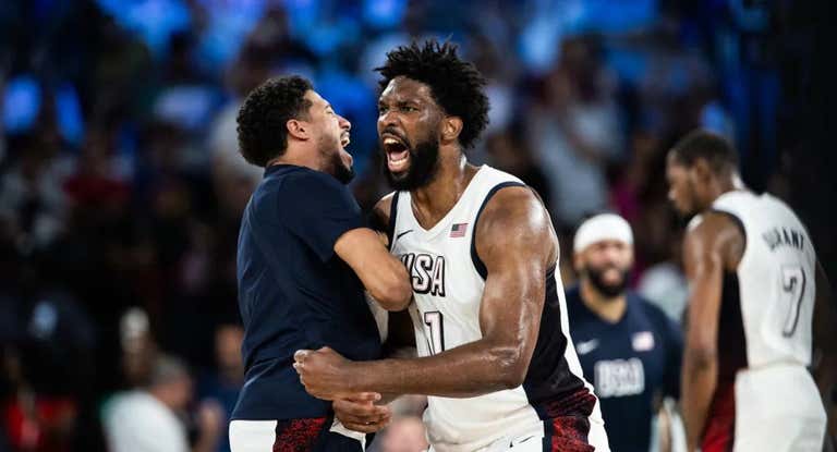 Joel Embiid durante el partido de semifinales ante Serbia.