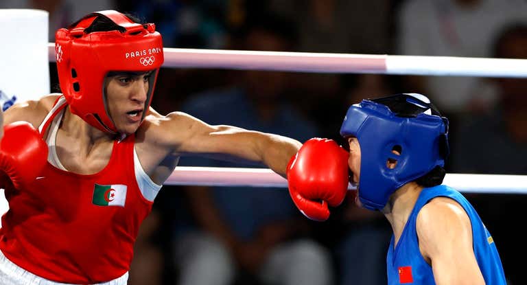 Imane Khelif golpea a la china Yang en la final olímpica de París 2024.