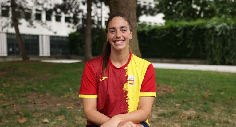 Maica García, con su entrevista en la Villa Olímpica atendiendo a Relevo.